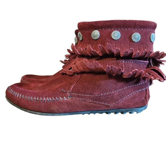 MINNETONKA Mocasin shoe Burgundy color size 6 1/2. - Picture 2 of 8